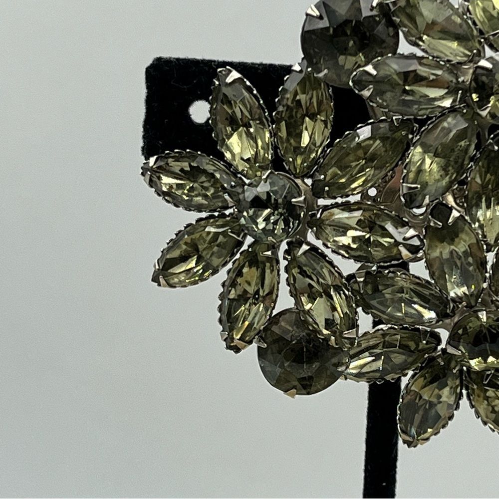 Large unisex glass silver tone prong set 3D grey floral 3 set Brooch - Picture 3 of 8
